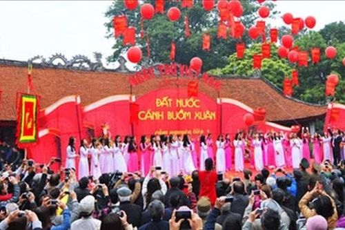 Tiếng ai xanh cả khung trời…