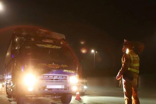 CSGT Hà Nội 'đột xuất' kiểm tra trong đêm, nhiều xe quá tải bị xử lý