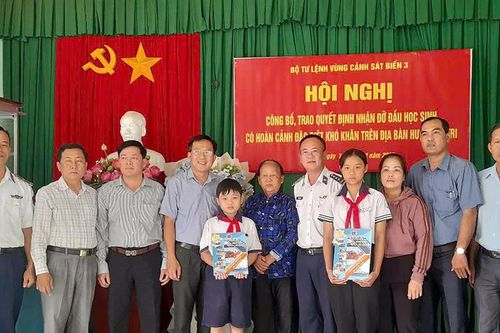 Bộ Tư lệnh Vùng Cảnh sát biển 3 đỡ đầu hai học sinh con ngư dân khó khăn tại Bến Tre