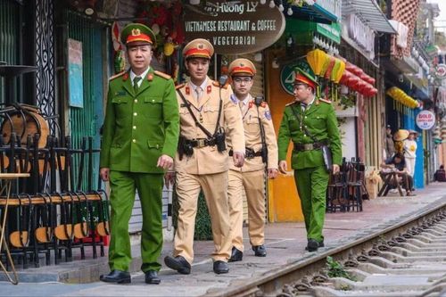 CSGT kiểm tra, xử lý vi phạm hành lang an toàn đường sắt từ 15.2