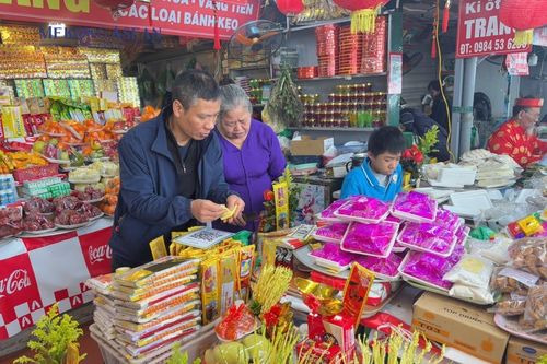 Người dân Thủ Đô về Phủ Tây Hồ dâng lễ, thả phóng sinh ngày rằm tháng Giêng