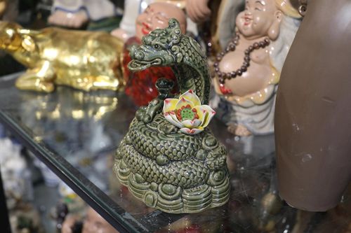Ngắm nhìn linh vật rắn tinh xảo tại làng gốm Bát Tràng