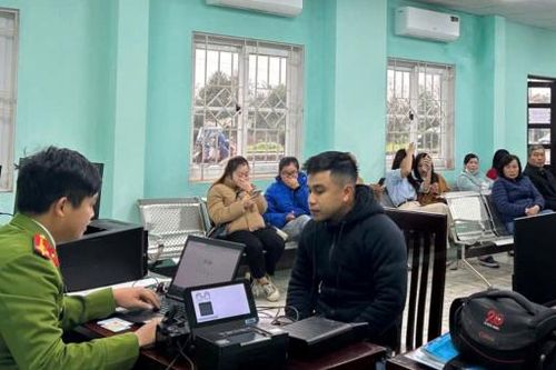Làm việc xuyên ngày đêm để giải quyết thủ tục hành chính cho người dân