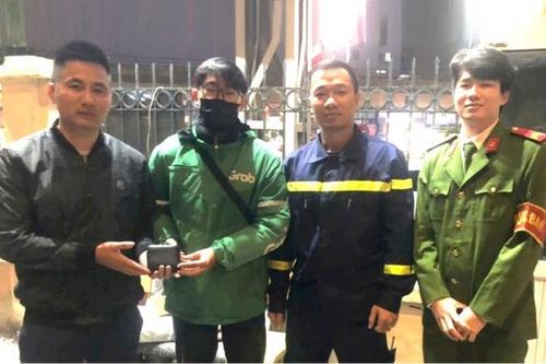 Tài xế xe ôm công nghệ trả lại hơn 15 triệu đồng cho người bị đánh rơi