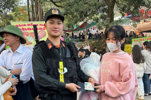Trao trả ví tiền cùng giấy tờ tùy thân cho người đánh rơi tại lễ hội chùa Bắc Nga