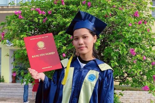 Nữ điều dưỡng đam mê màu áo lính