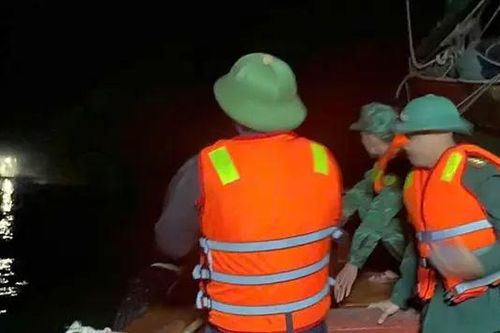 Giải cứu thành công 6 thuyền viên gặp nạn trên biển