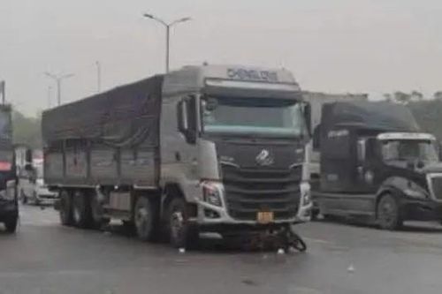 Va chạm với xe tải, hai người thương vong