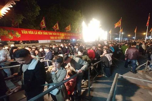 Lễ phát lương Đức Thánh Trần đền Trần Thương
