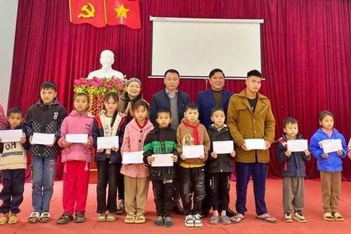 Hà Giang trao 40 suất học bổng cho các học sinh có hoàn cảnh khó khăn sau tết Ất Tỵ