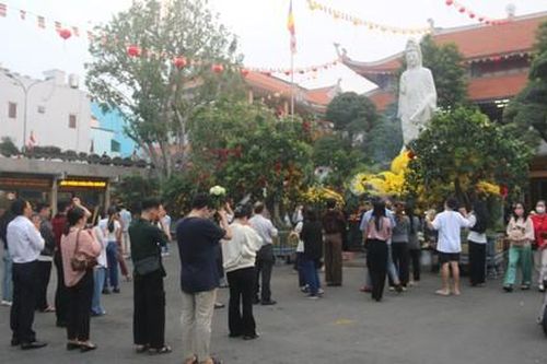 TPHCM: Người dân nườm nượp lên chùa lễ Phật ngày rằm tháng Giêng