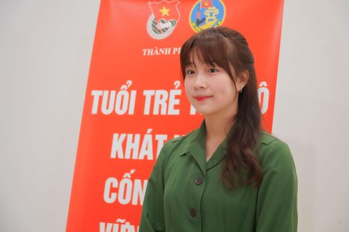 Cô gái xinh đẹp bảo lưu khóa học thạc sĩ, xung phong nhập ngũ