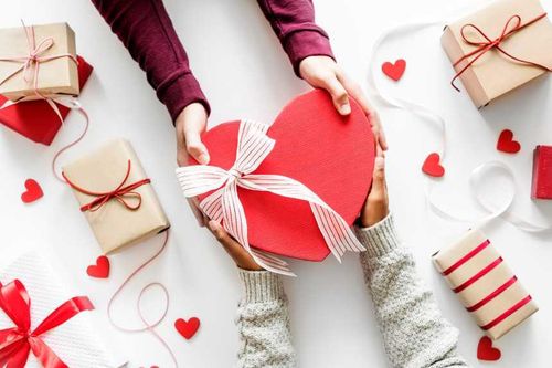 Valentine 14/2 là ngày gì, ai tặng quà cho ai?
