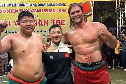 Đô vật ngoại quốc gặp 'đối cứng' ở hội làng, tỷ thí 17 phút bất phân thắng bại