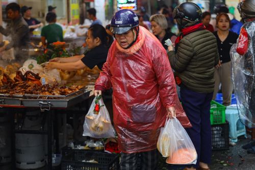 Người Hà Nội đội mưa sắm đồ cúng rằm tháng Giêng, giá hoa tươi vẫn đắt ngang Tết
