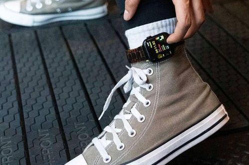 Xu hướng mới đeo Apple Watch ở cổ chân