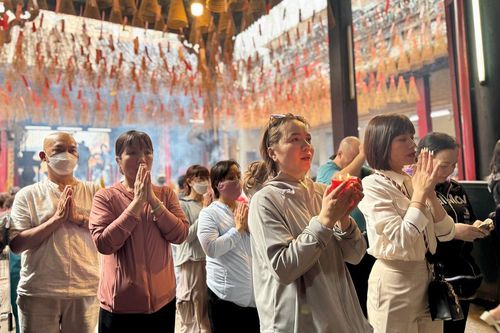 Chùa Bà Thiên Hậu đông kín người cầu an ngày Tết Nguyên tiêu