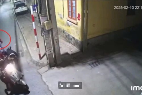 Xác minh clip cô gái bị 3 thanh niên chặn xe, kề hung khí cướp tài sản