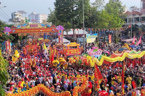 Hàng nghìn người xuống đường hứng lộc Bà Thiên Hậu ở Bình Dương