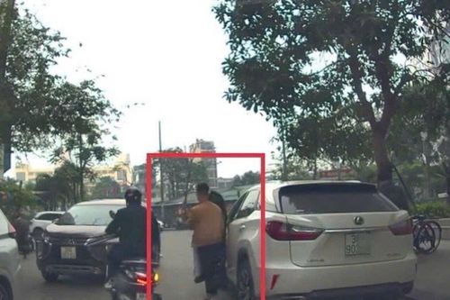 Xử phạt tài xế xe sang Lexus đỗ ngang ngược trên phố Hà Nội