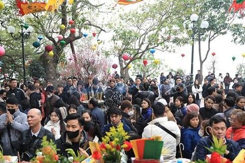 Người dân chen chân đi lễ Rằm tháng Giêng