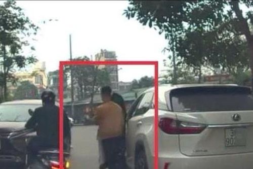 Hà Nội: Xử lý tài xế xe Lexus đỗ nghênh ngang trên phố