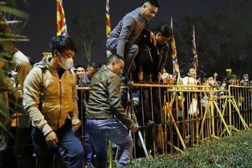 Lộn xộn ở lễ hội khai ấn đền Trần Nam Định, người dân bất chấp nguy hiểm trèo rào vào trong dâng lễ