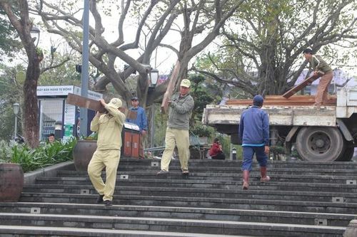 Cầu gỗ lim ở Huế xuất hiện nhiều vị trí mục nát, cơ quan chức năng nói gì?