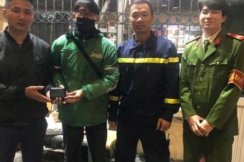 Nhặt được ví tiền trong đêm, tài xế xe ôm công nghệ tìm người đánh rơi trả lại
