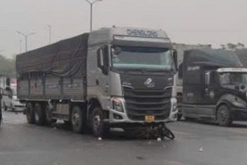Xe tải va chạm xe máy trên QL5 khiến 2 người thương vong