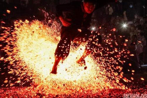 Ảo diệu với màn vẽ 'hoa lửa' bằng đôi chân trần của người Pà Thẻn