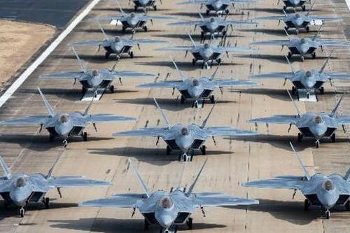 Màn trình diễn 'Voi đi bộ' của F-22 Raptor