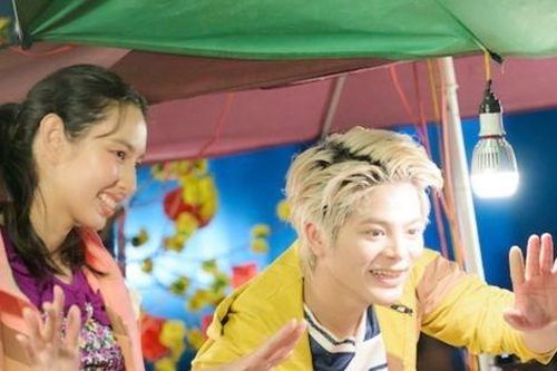 RHYDER trở lại thời còn là Quang Anh khi cùng Hoa hậu Thùy Tiên đi bán củ kiệu
