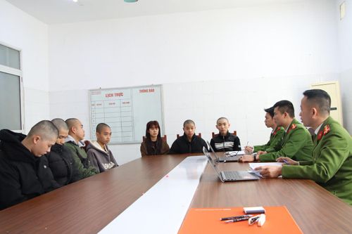 Ba nhóm thanh niên vác hung khí gây náo loạn đường phố vì...cái ngón tay