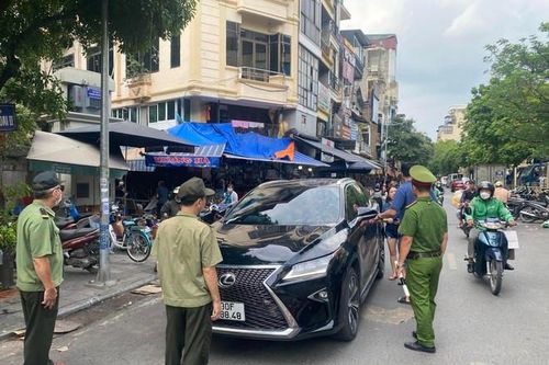 'Nắn' ý thức chấp hành pháp luật giao thông bằng việc xử nghiêm phương tiện dừng, đỗ nghênh ngang trên đường phố