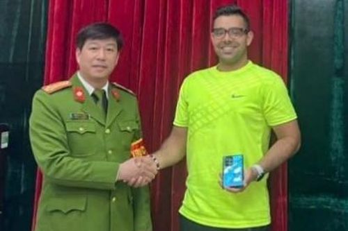 Đồn Công an đường sắt ga Hà Nội tìm được tài sản thất lạc cho du khách nước ngoài