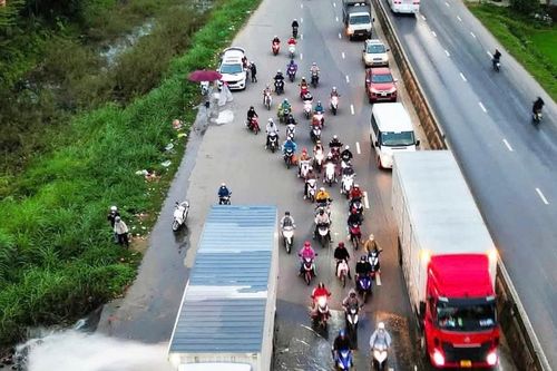 Quảng Ngãi: Tài xế dừng xe chắn nước cho phương tiện lưu thông nhận 'mưa' lời khen
