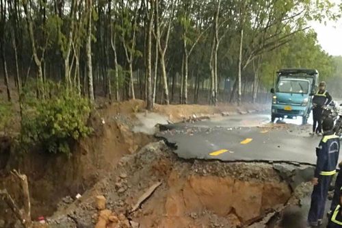 Bình Dương: Đường sụp lún, 2 người bị cuốn xuống hố sâu