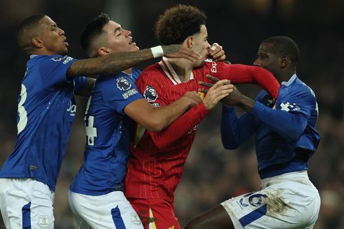 Ẩu đả trong ngày Liverpool nhận trái đắng