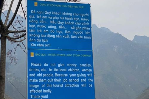 Tạm tháo dỡ biển khuyến cáo không cho tiền trẻ em tại sông Nho Quế