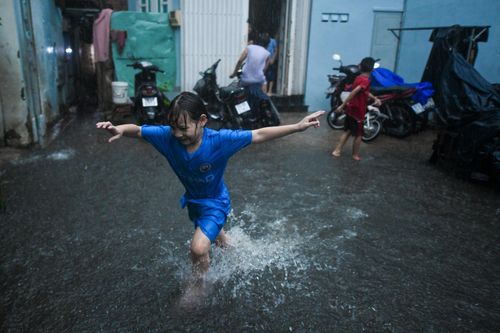 Lo ngại bệnh truyền nhiễm gia tăng khi TP.HCM mưa trái mùa