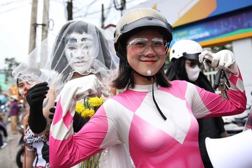 Hóa trang siêu nhân, ma sơ tại lễ hội Làm Trai ở Long An