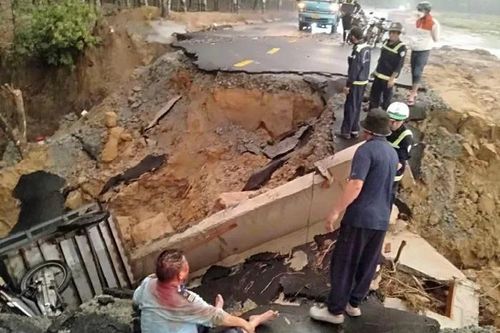 Hố sâu xuất hiện giữa lòng đường, 2 người bị thương