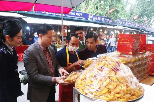 Hà Nội kiểm tra an toàn thực phẩm tại phủ Tây Hồ