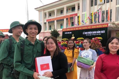 Thanh niên Phú Yên hăng hái lên đường nhập ngũ