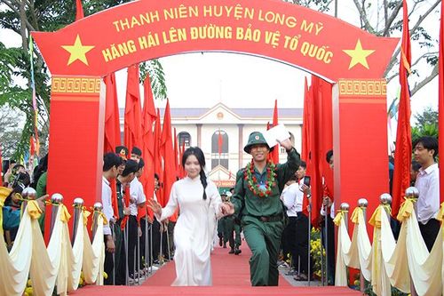 Hàng nghìn thanh niên Hậu Giang hăng hái lên đường nhập ngũ