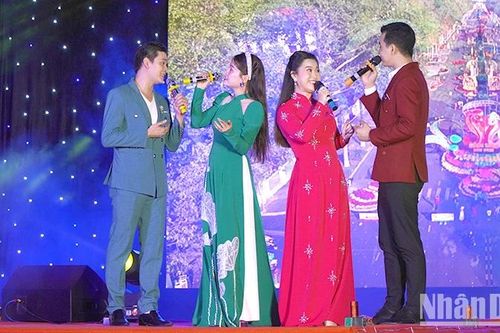 Đất sen hồng vươn cánh bay lên