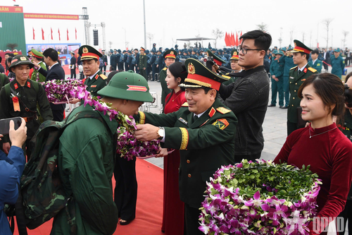 Thượng tướng Lê Huy Vịnh dự lễ giao nhận quân tại thành phố Đông Triều (Quảng Ninh)