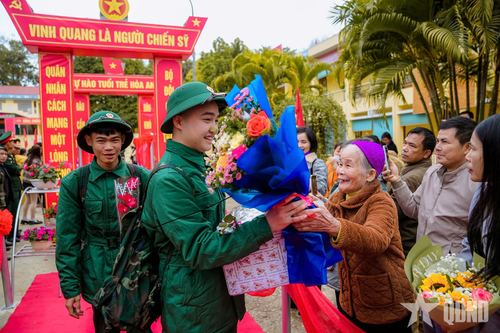 Lễ giao nhận quân tại huyện Hòa An diễn ra trang trọng, đảm bảo an toàn