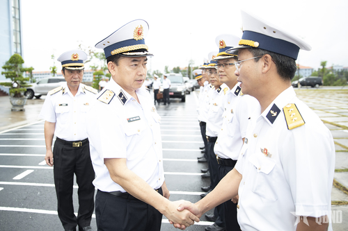 Phó đô đốc Trần Thanh Nghiêm kiểm tra các đơn vị phía Nam